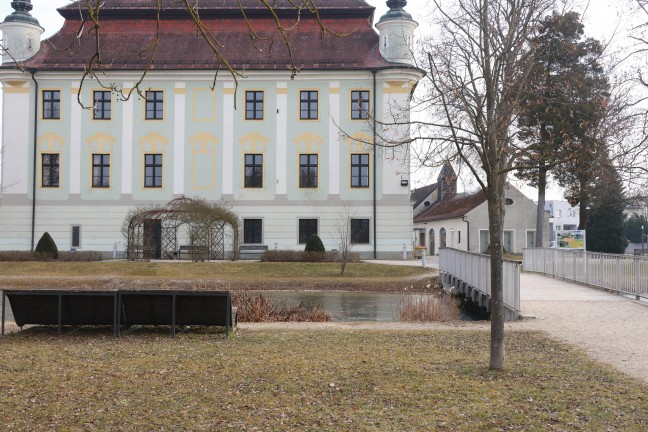 Im Wasser eingefroren: Leblose Person im Wassergraben eines Schlosses in Traun entdeckt