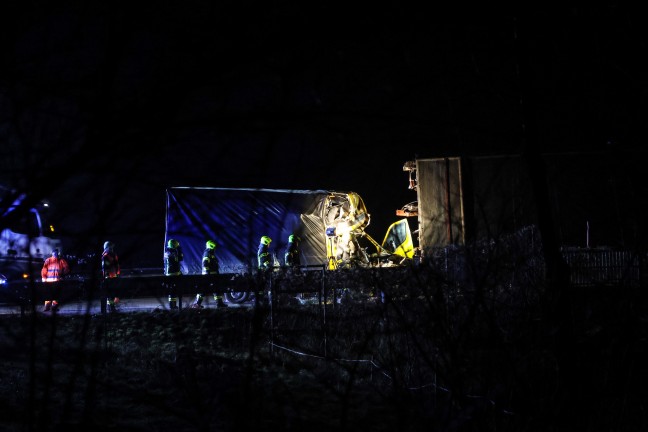 Radklammer abmontiert: Spannende Ermittlungen zu unfallbeteiligtem Sattelzug nach Crash in Pram