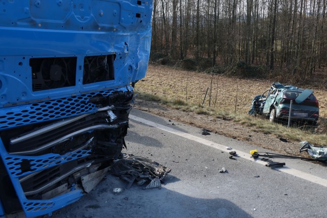 T�dlicher Frontalcrash: Autolenker auf Steyrer Stra�e bei Kronstorf t�dlich verungl�ckt