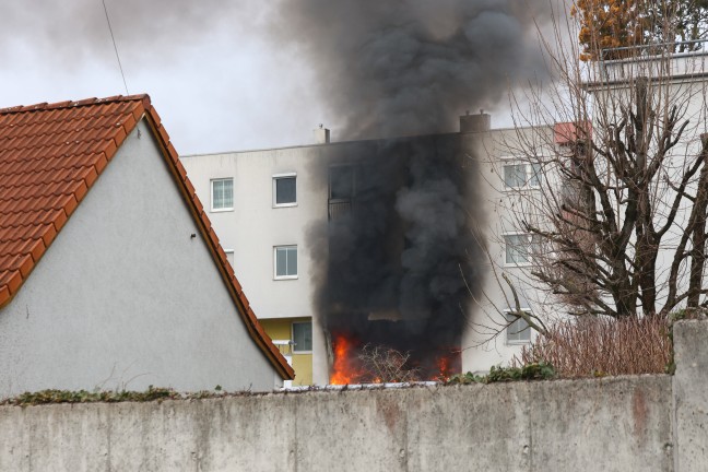Wintergarten in Vollbrand: Flammen schlugen aus einem Mehrparteienwohnhaus in Wels-Neustadt
