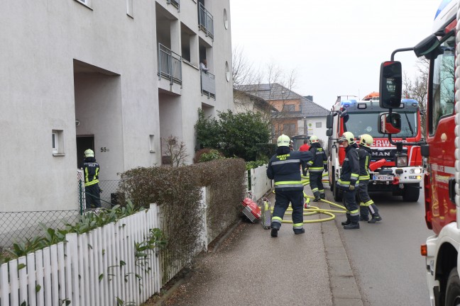 Wintergarten in Vollbrand: Flammen schlugen aus einem Mehrparteienwohnhaus in Wels-Neustadt