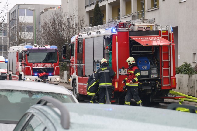 Wintergarten in Vollbrand: Flammen schlugen aus einem Mehrparteienwohnhaus in Wels-Neustadt