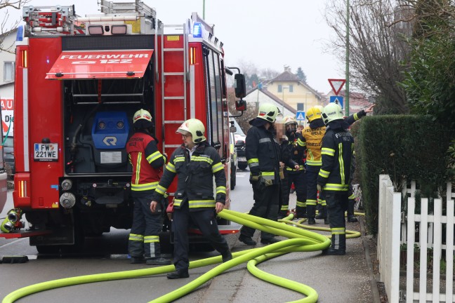 Wintergarten in Vollbrand: Flammen schlugen aus einem Mehrparteienwohnhaus in Wels-Neustadt