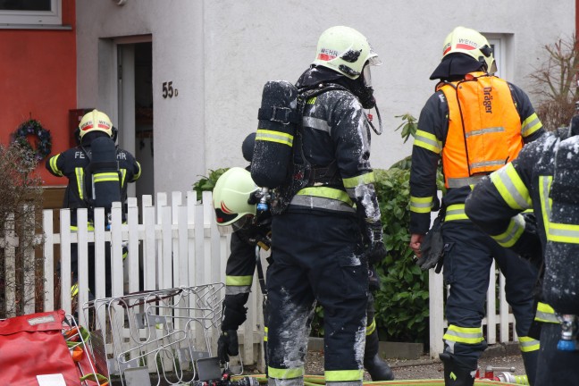 Wintergarten in Vollbrand: Flammen schlugen aus einem Mehrparteienwohnhaus in Wels-Neustadt