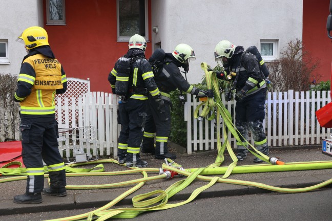 Wintergarten in Vollbrand: Flammen schlugen aus einem Mehrparteienwohnhaus in Wels-Neustadt