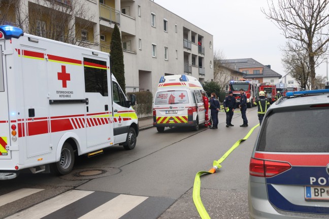 Wintergarten in Vollbrand: Flammen schlugen aus einem Mehrparteienwohnhaus in Wels-Neustadt