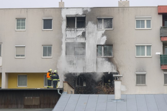 Wintergarten in Vollbrand: Flammen schlugen aus einem Mehrparteienwohnhaus in Wels-Neustadt