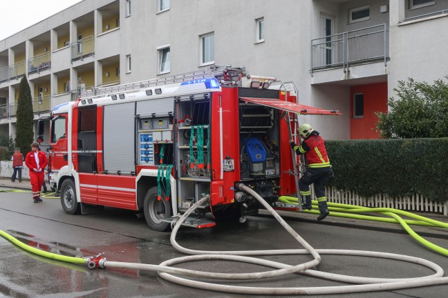 Wintergarten in Vollbrand: Flammen schlugen aus einem Mehrparteienwohnhaus in Wels-Neustadt