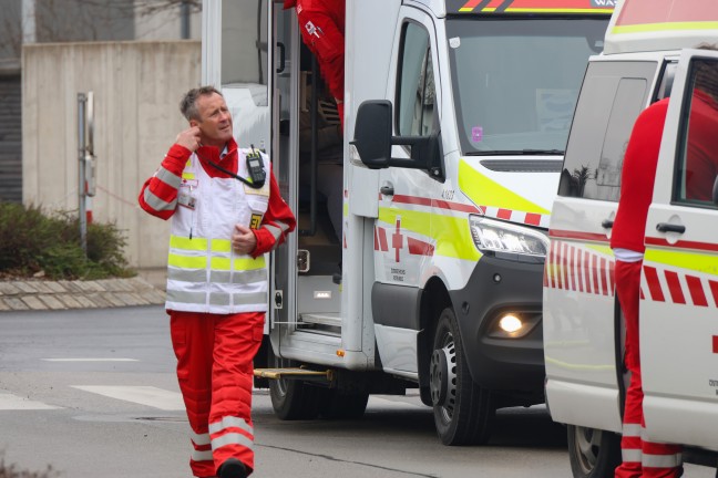 Wintergarten in Vollbrand: Flammen schlugen aus einem Mehrparteienwohnhaus in Wels-Neustadt