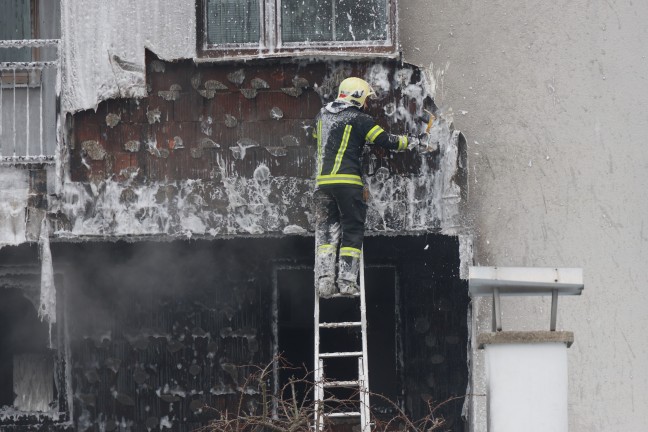 Wintergarten in Vollbrand: Flammen schlugen aus einem Mehrparteienwohnhaus in Wels-Neustadt