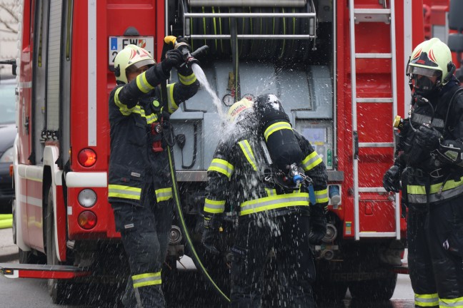 Wintergarten in Vollbrand: Flammen schlugen aus einem Mehrparteienwohnhaus in Wels-Neustadt
