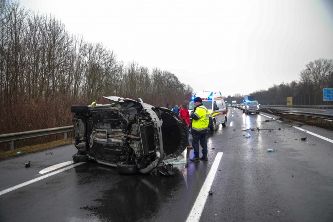 Auto bei Unfall auf Welser Autobahn in Weikirchen an der Traun berschlagen