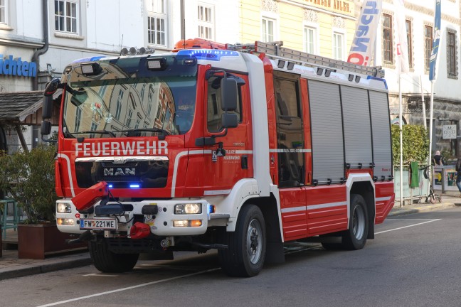 Verkehrsunfall: Besch�digte Leuchtreklamen einer Trafik in Wels-Innenstadt von Feuerwehr demontiert