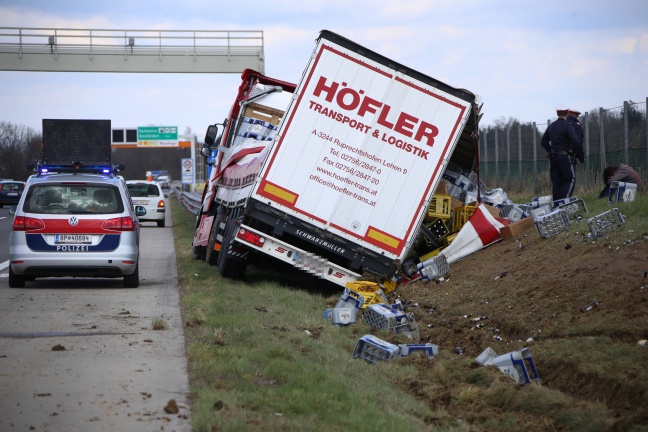 Betrunkener LKW-Lenker kracht mit Biertransporter gegen Böschung der Westautobahn