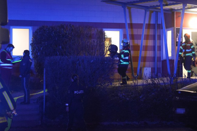 Sessel und Laptop: Brand in einer Wohnung in Leonding sorgte f�r sp�tabendlichen Einsatz