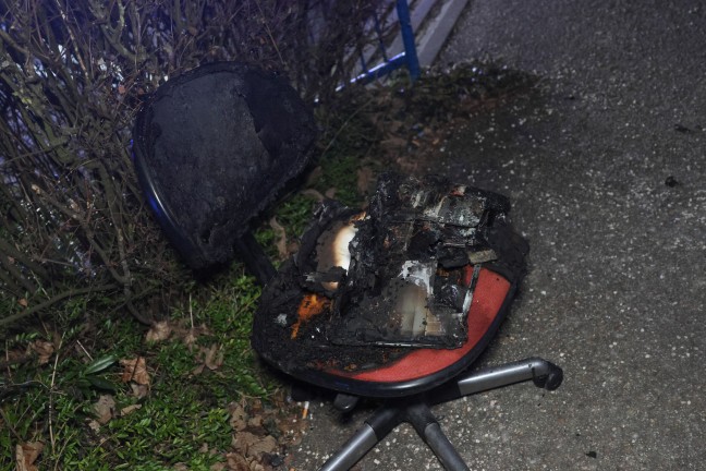Sessel und Laptop: Brand in einer Wohnung in Leonding sorgte f�r sp�tabendlichen Einsatz