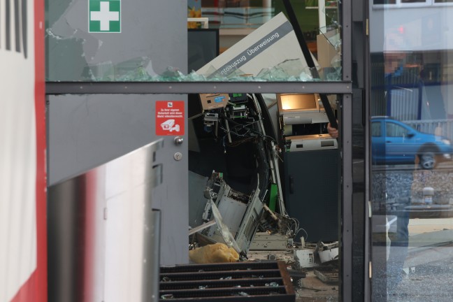Bankomatsprengungen: Zwei Geldautomaten in einem Einkaufszentrum in Wels-Waidhausen gesprengt
