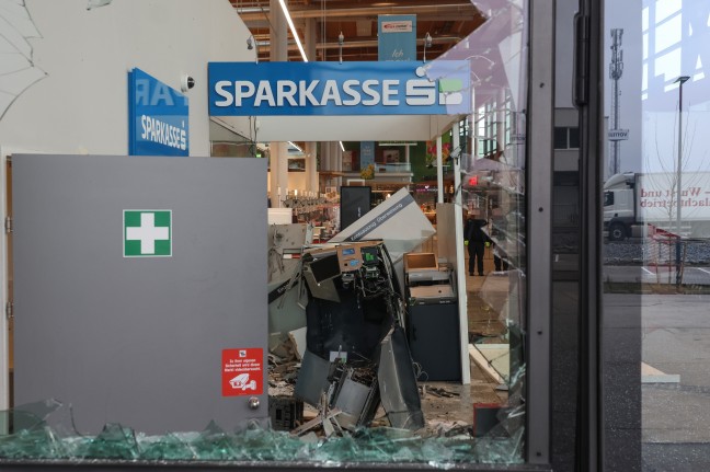 Bankomatsprengungen: Zwei Geldautomaten in einem Einkaufszentrum in Wels-Waidhausen gesprengt