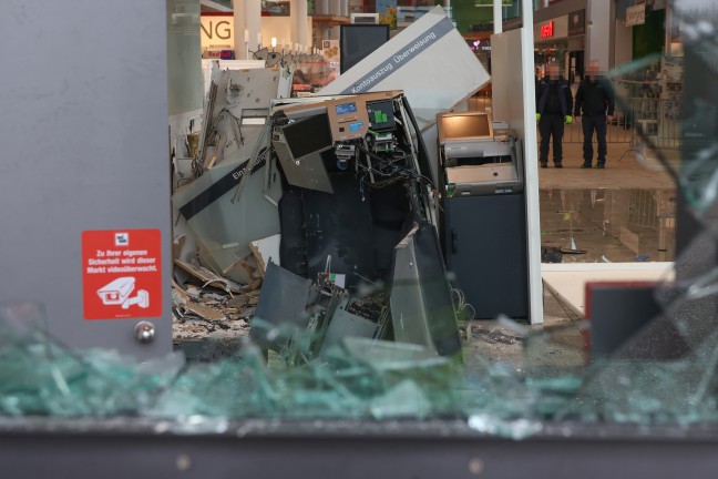 Bankomatsprengungen: Zwei Geldautomaten in einem Einkaufszentrum in Wels-Waidhausen gesprengt
