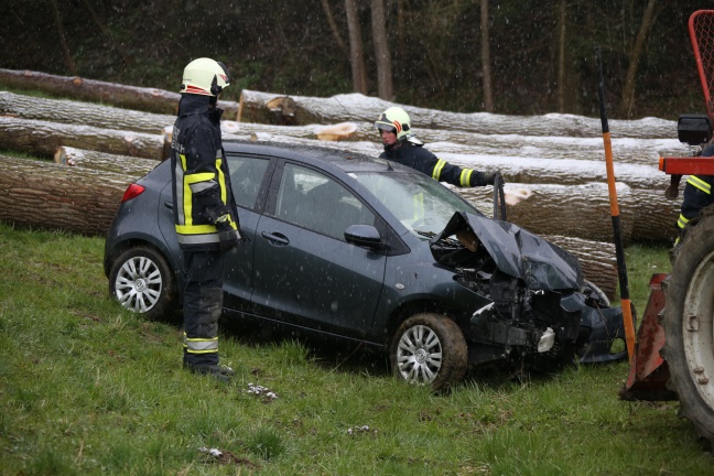 PKW-Lenkerin stürzte mit Fahrzeug 200 Meter über Böschung des "Schallerbacherbergs"