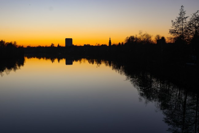 Radfahrer bei Kollision mit Fu�g�nger in Wels-Pernau samt Fahrrad in die Traun gest�rzt