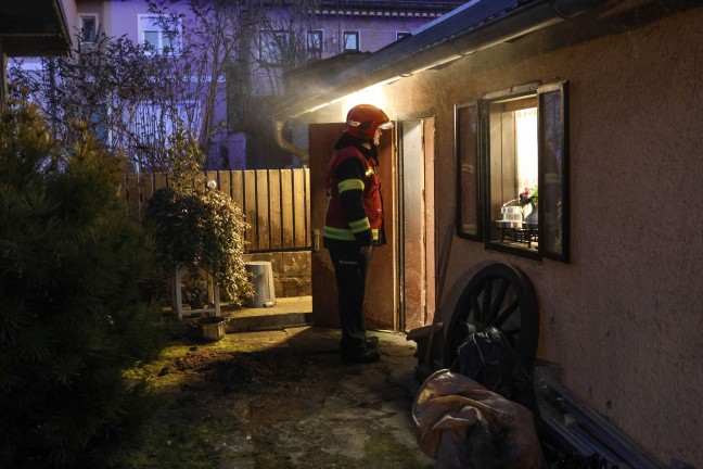 Brand einer Selche in einem Nebengeb�ude eines Hauses in Wels-Neustadt