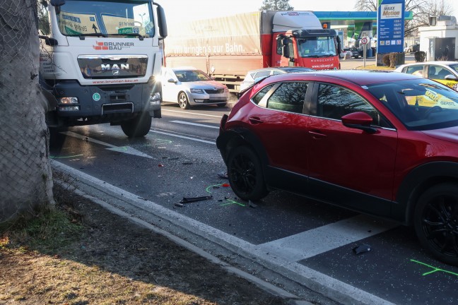 Erhebliche Verkehrsbehinderungen: LKW auf Innviertler Stra�e in Wels-Pernau auf PKW aufgefahren
