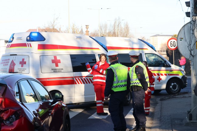 Erhebliche Verkehrsbehinderungen: LKW auf Innviertler Stra�e in Wels-Pernau auf PKW aufgefahren
