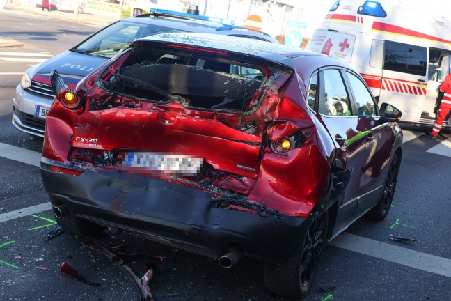 Erhebliche Verkehrsbehinderungen: LKW auf Innviertler Stra�e in Wels-Pernau auf PKW aufgefahren