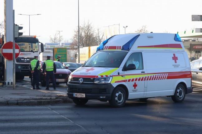 Erhebliche Verkehrsbehinderungen: LKW auf Innviertler Stra�e in Wels-Pernau auf PKW aufgefahren
