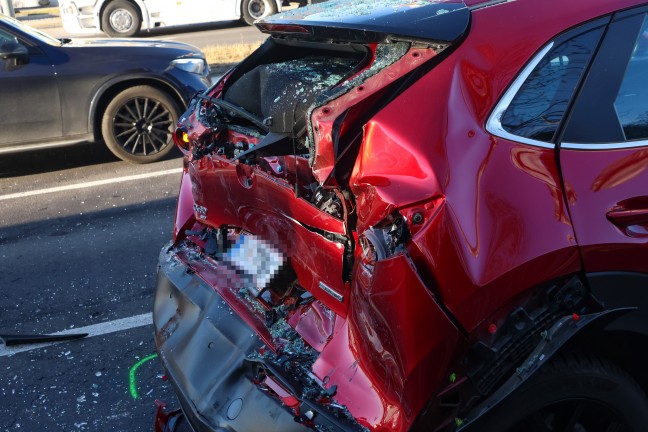 Erhebliche Verkehrsbehinderungen: LKW auf Innviertler Stra�e in Wels-Pernau auf PKW aufgefahren