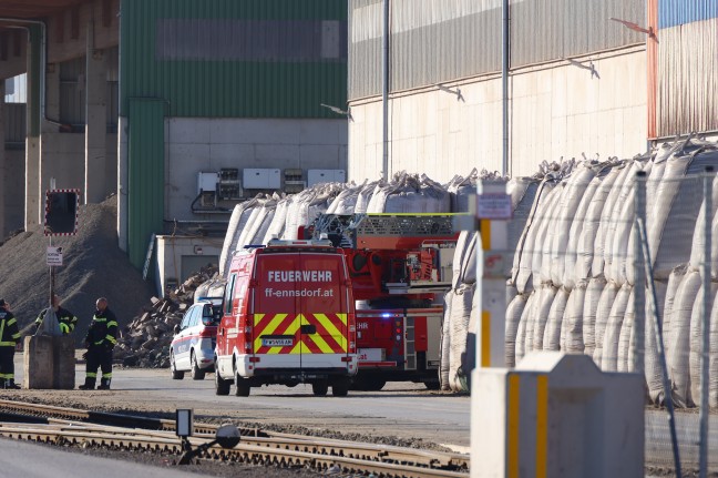 Brand bei einem Entsorgungsunternehmen in Enns sorgte fr Einsatz zweier Feuerwehren