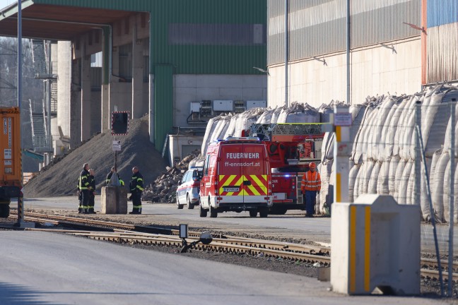 Brand bei einem Entsorgungsunternehmen in Enns sorgte fr Einsatz zweier Feuerwehren