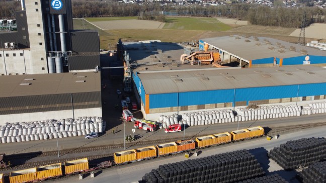 Brand bei einem Entsorgungsunternehmen in Enns sorgte fr Einsatz zweier Feuerwehren