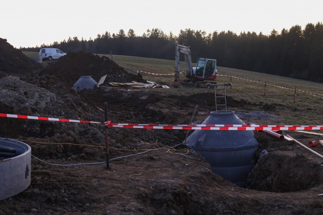 Arbeiter verschttet: Zwei Tote bei schwerem Unfall bei Grabungsarbeiten auf Baustelle in Gampern