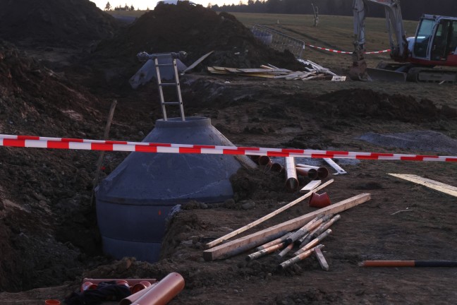 Arbeiter verschttet: Zwei Tote bei schwerem Unfall bei Grabungsarbeiten auf Baustelle in Gampern