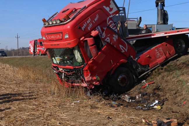 Tdlicher Verkehrsunfall: Autolenker (29) starb bei Kollision mit LKW in St. Florian