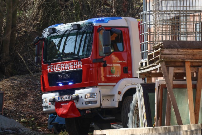 Brand eines Hackschnitzelbunkers auf einem Bauernhof in Niederthalheim