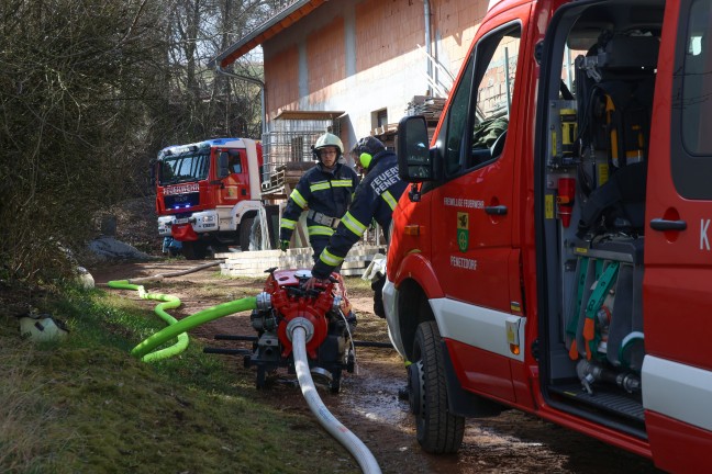 Brand eines Hackschnitzelbunkers auf einem Bauernhof in Niederthalheim