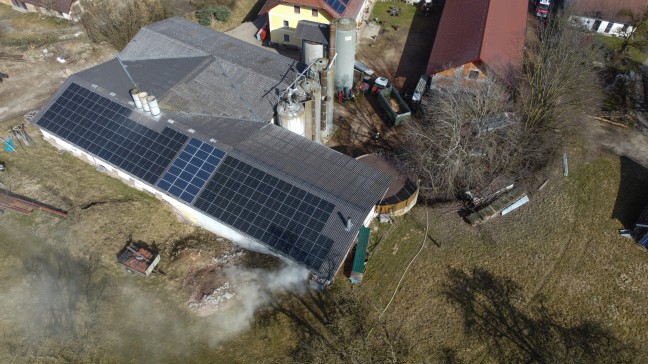 Brand eines Hackschnitzelbunkers auf einem Bauernhof in Niederthalheim