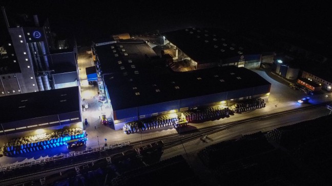 Einsatzkrfte zweier Feuerwehren bei Brand bei einem Abfallverwertungsunternehmen in Enns im Einsatz
