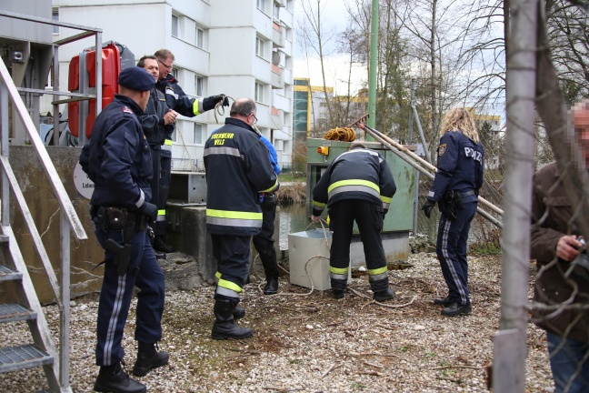 Feuerwehr unterstützte Polizei bei Tresorbergung aus dem Mühlbach in Wels-Lichtenegg