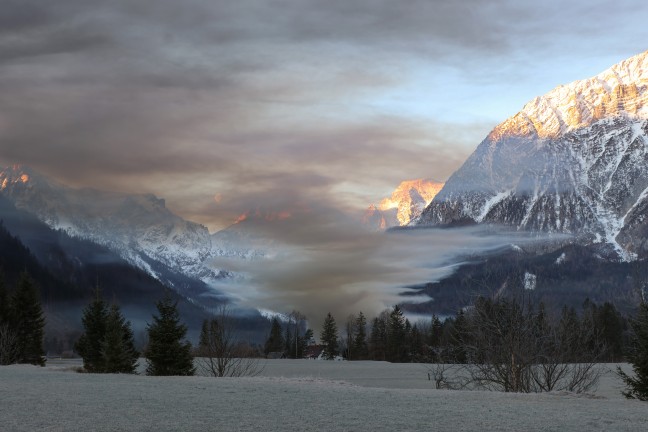Alarmstufe 2: Wirtschaftstrakt auf Bauernhof in Hinterstoder in Vollbrand
