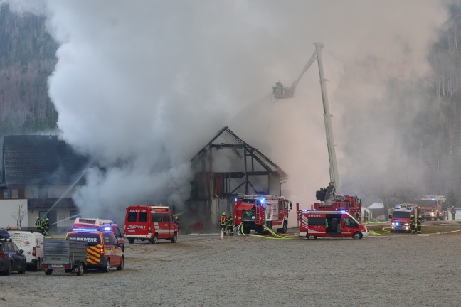 Alarmstufe 2: Wirtschaftstrakt auf Bauernhof in Hinterstoder in Vollbrand