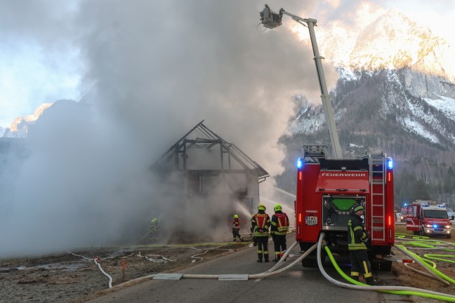 Alarmstufe 2: Wirtschaftstrakt auf Bauernhof in Hinterstoder in Vollbrand