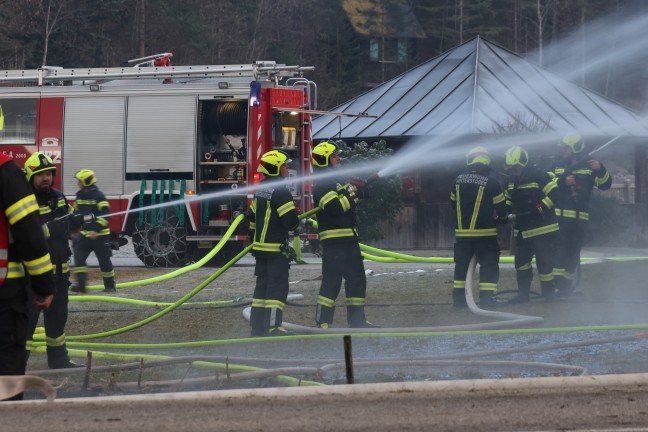 Alarmstufe 2: Wirtschaftstrakt auf Bauernhof in Hinterstoder in Vollbrand