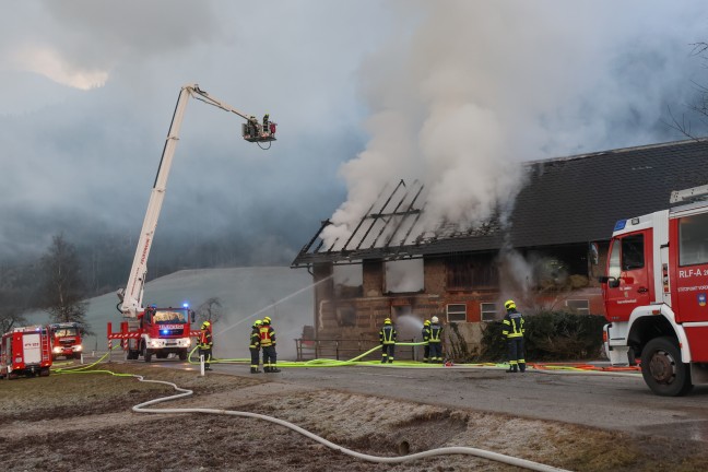 Alarmstufe 2: Wirtschaftstrakt auf Bauernhof in Hinterstoder in Vollbrand