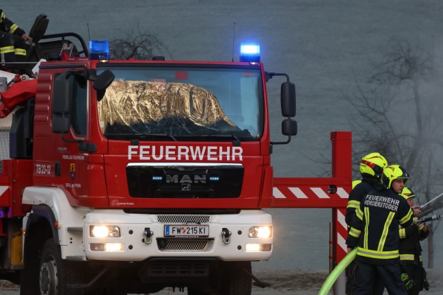Alarmstufe 2: Wirtschaftstrakt auf Bauernhof in Hinterstoder in Vollbrand