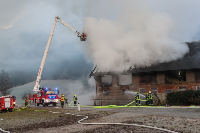 Alarmstufe 2: Wirtschaftstrakt auf Bauernhof in Hinterstoder in Vollbrand