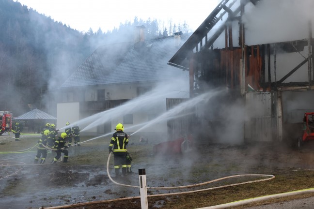 Alarmstufe 2: Wirtschaftstrakt auf Bauernhof in Hinterstoder in Vollbrand
